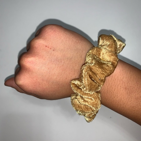 Velvet Scrunchie Set - Picture 4 of 9